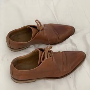 Size 9.5 Everlane The Modern Oxford in the color Cognac